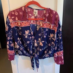 Billabong tie top. Slightly worn. Size L